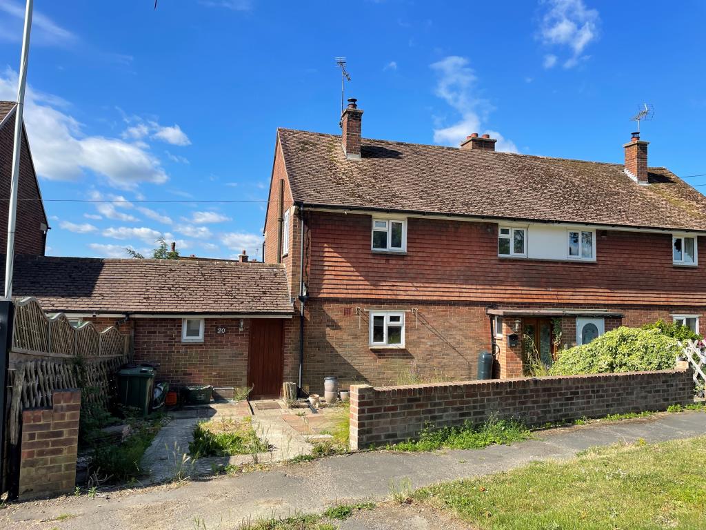 Lot: 15 - THREE-BEDROOM SEMI-DETACHED HOUSE FOR IMPROVEMENT -